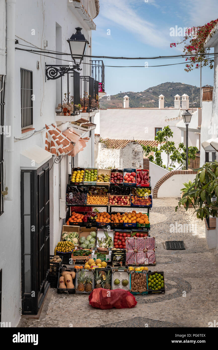 Venditore di frutta in strada a Frigiliana, Andalucía, Spagna, Europa Foto Stock