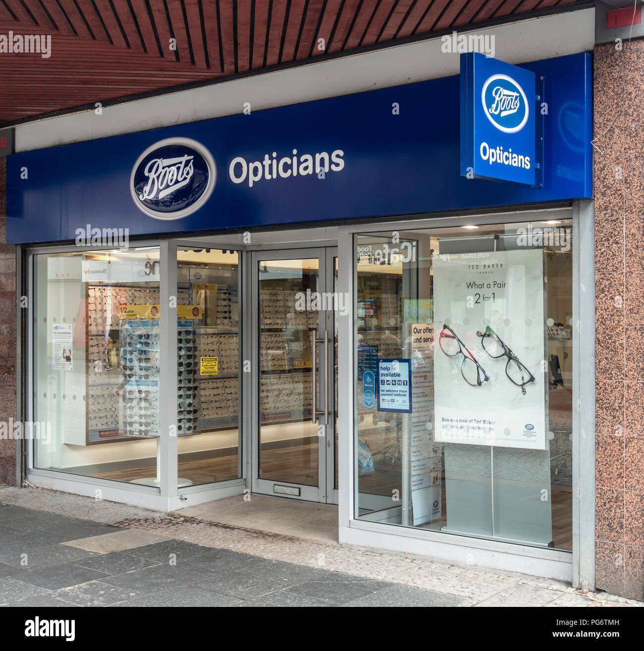 Boots Opticians: facciata, vetrine e la principale porta di ingresso del ramo a Kilmarnock, East Ayrshire, in Scozia, Regno Unito Foto Stock