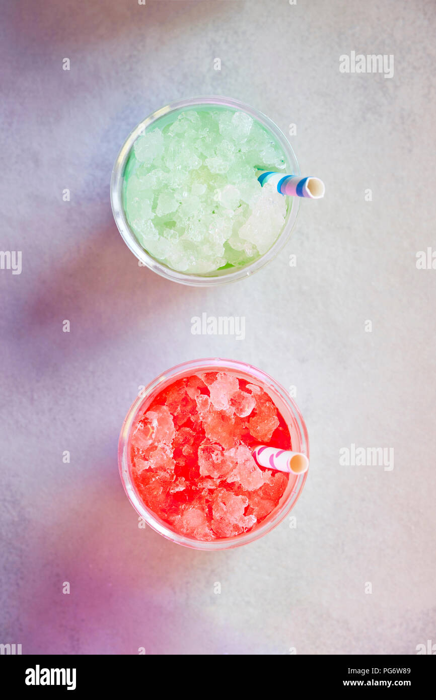 Due bicchieri di plastica di ananas e anguria granite Foto Stock