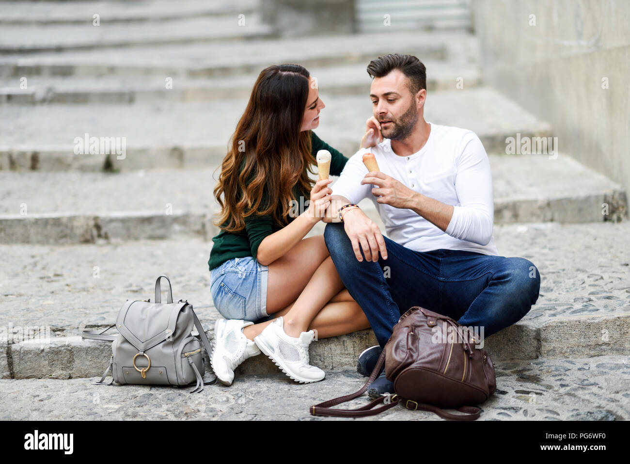 Turista giovane mangiare coni gelato in città Foto Stock