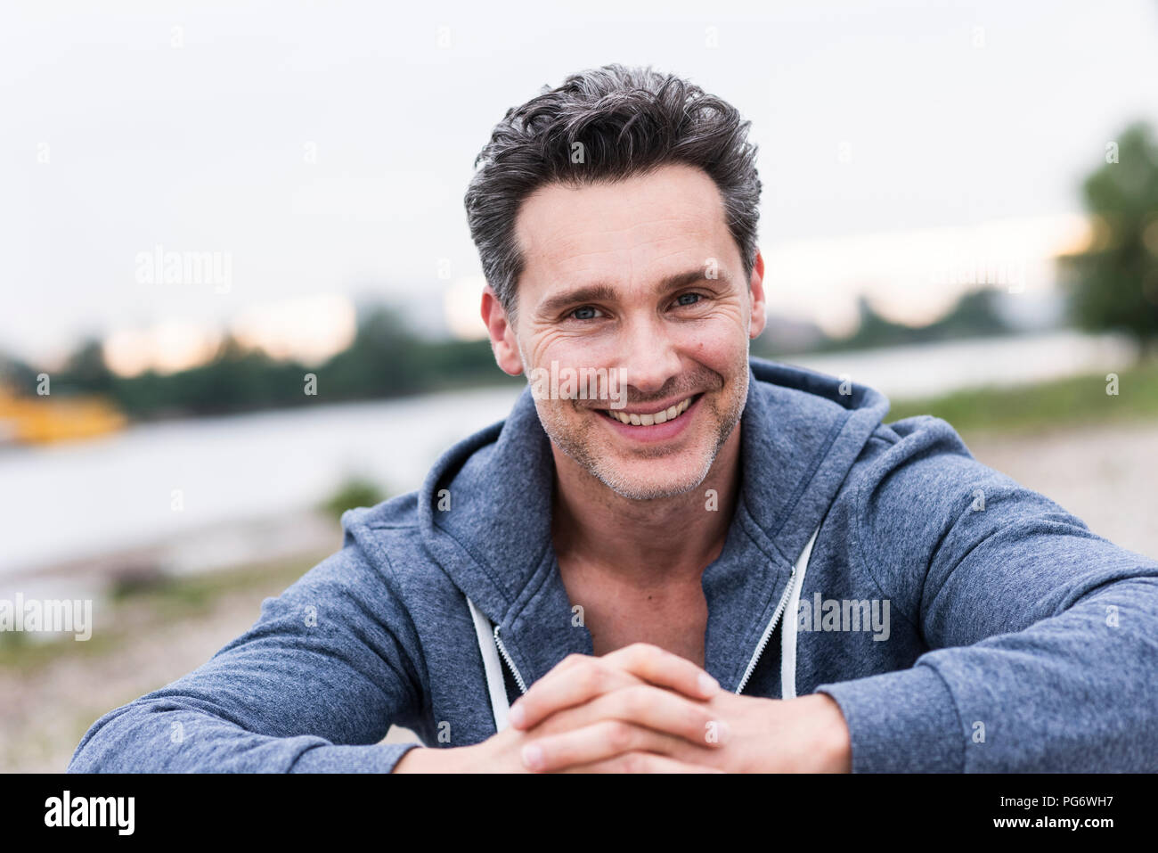 Ritratto di uomo sorridente al Riverside Foto Stock