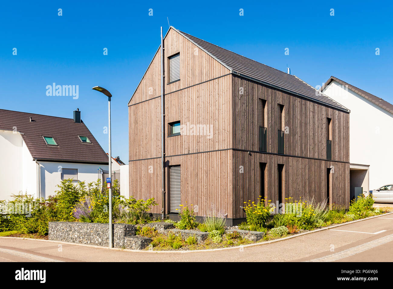 Germania Baden-Wuerttemberg, Stoccarda, Novedrate, efficienza moderna casa, facciata in legno, isolamento termico Foto Stock