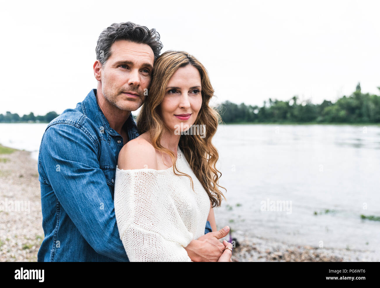 Affettuosa giovane al Riverside Foto Stock