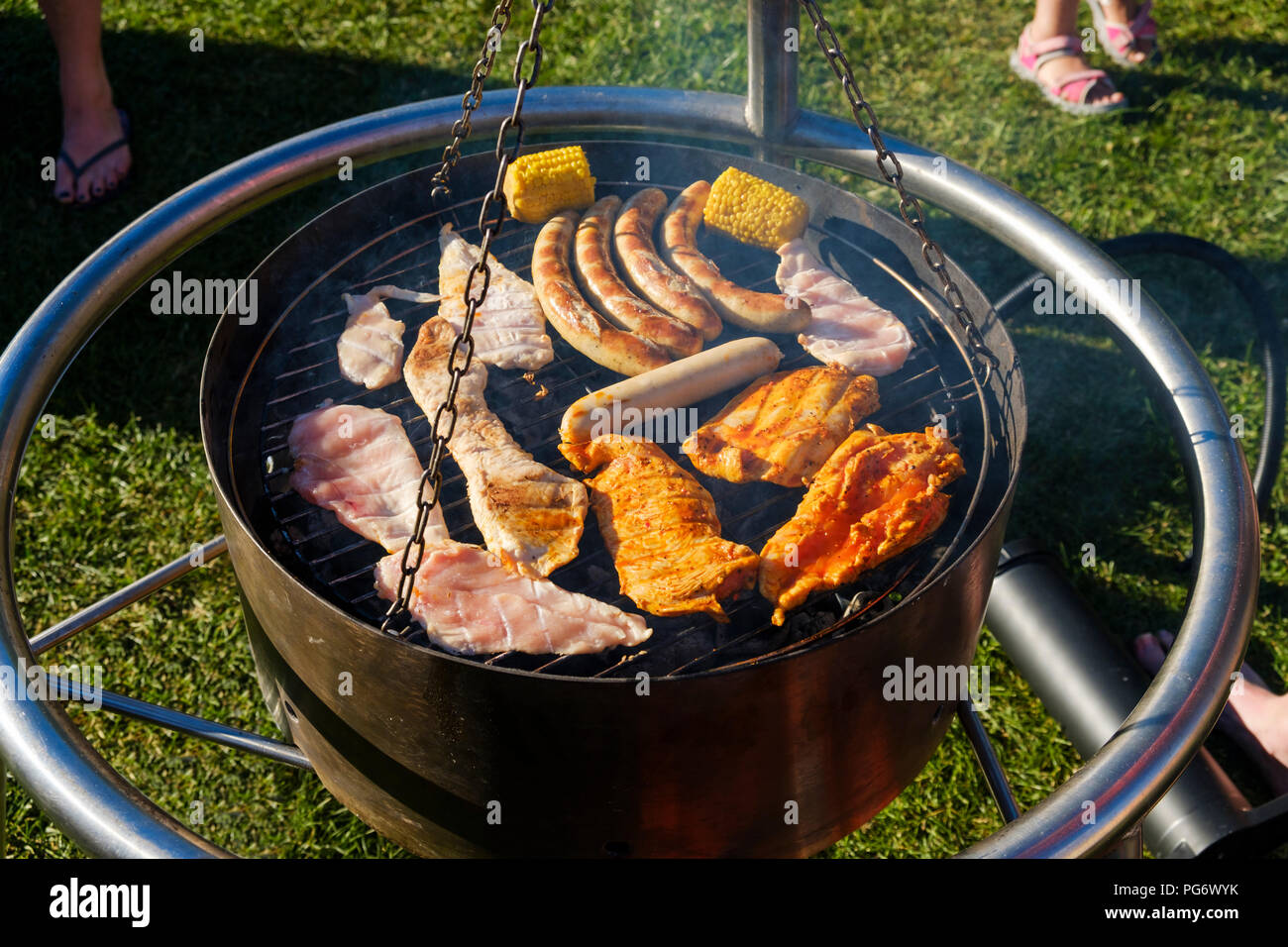 Soddisfare e salsicce sul barbecue grill Foto Stock