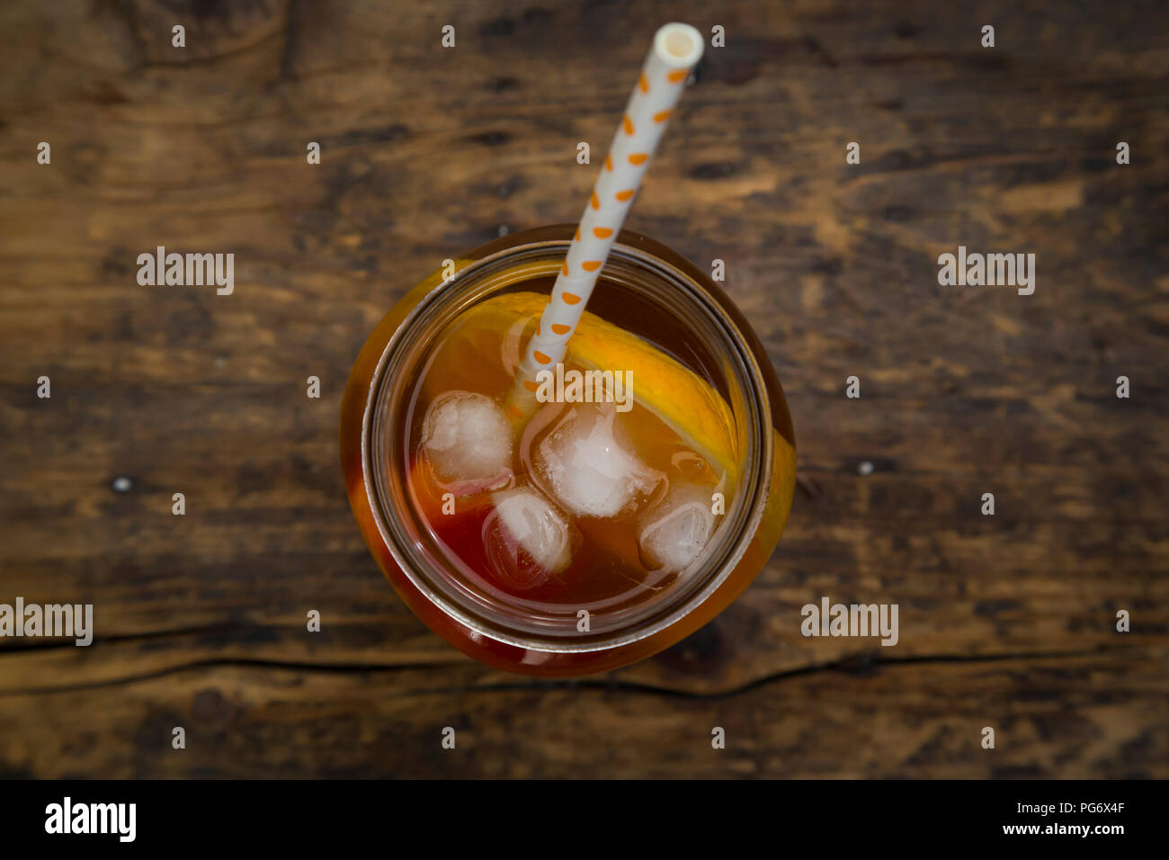 Bicchiere di peach orange ice tea su legno Foto Stock