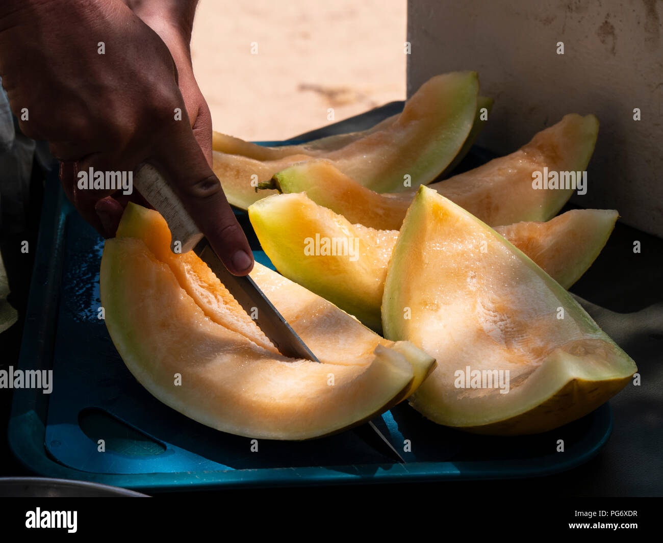 Il taglio di meloni per pranzo, abbassare la desolazione canyon a nord del fiume Verde, Utah. Foto Stock