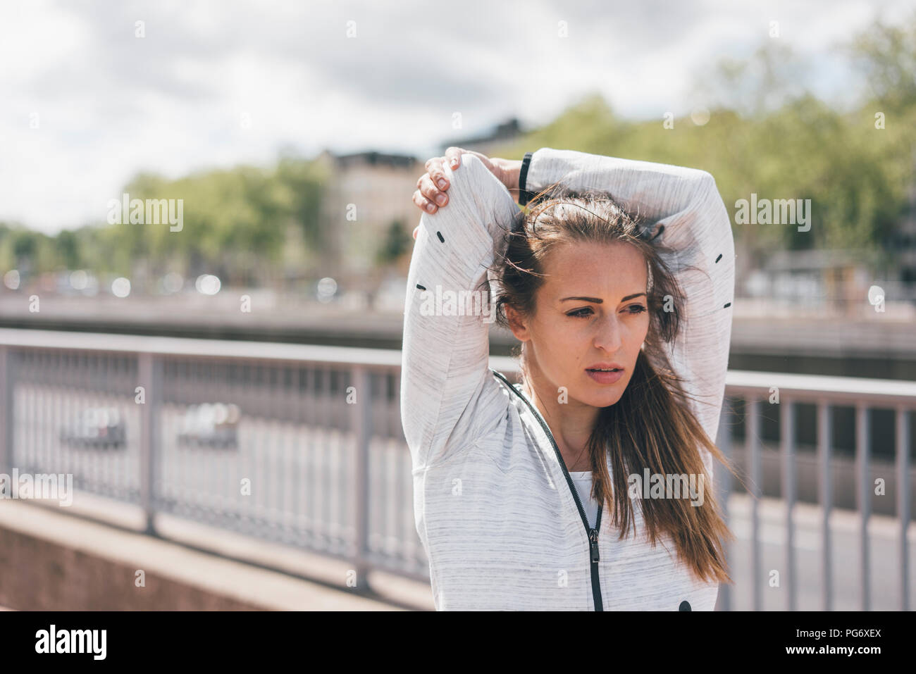 Attività sportive giovane donna stretching all'aperto Foto Stock
