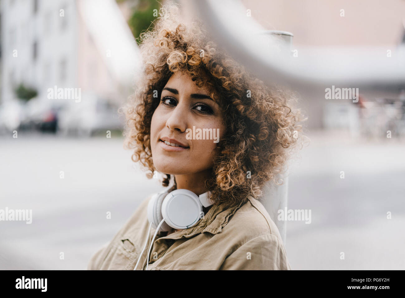 Donna della città con le cuffie, ritratto Foto Stock