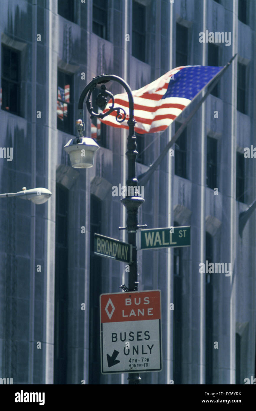 1987 parete storica strada segno UNITED STATES FLAG BROADWAY MANHATTAN NEW YORK CITY USA Foto Stock