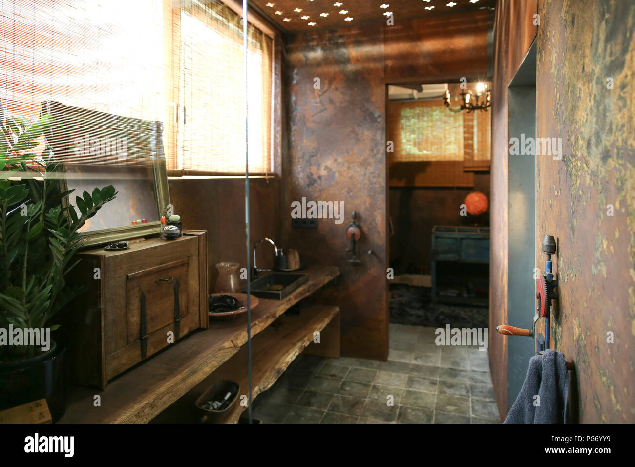 Bagno con acciaio corten rivestimento a parete Foto Stock