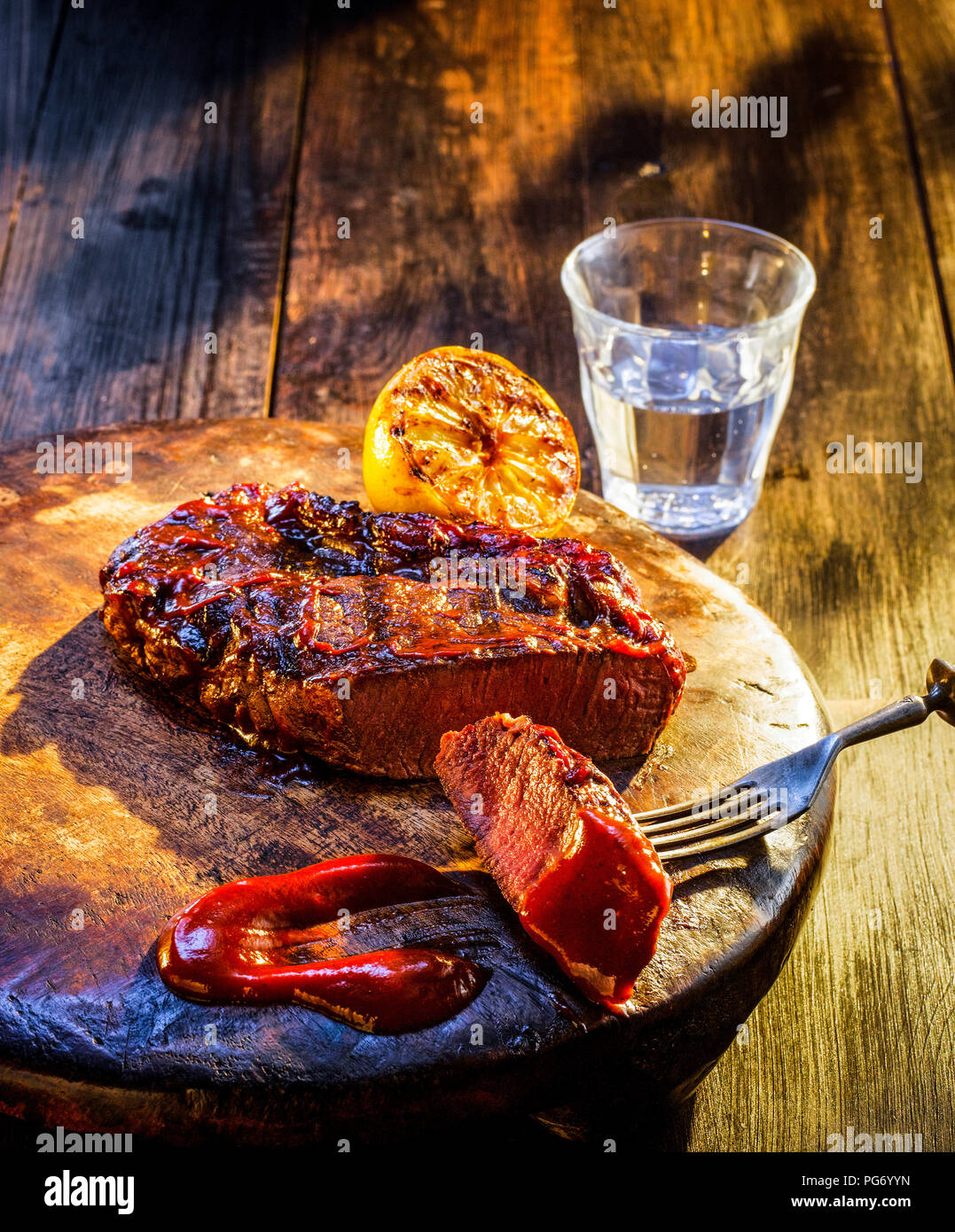 Mezzo raro bistecca di manzo con salsa barbecue Foto Stock