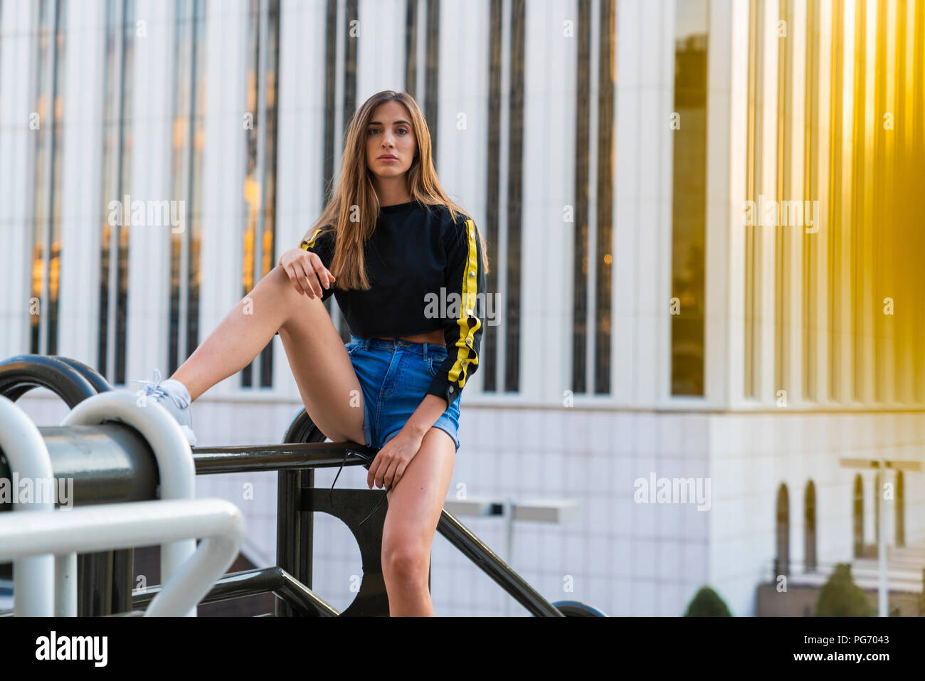 Ritratto di attraente giovane donna in città Foto Stock