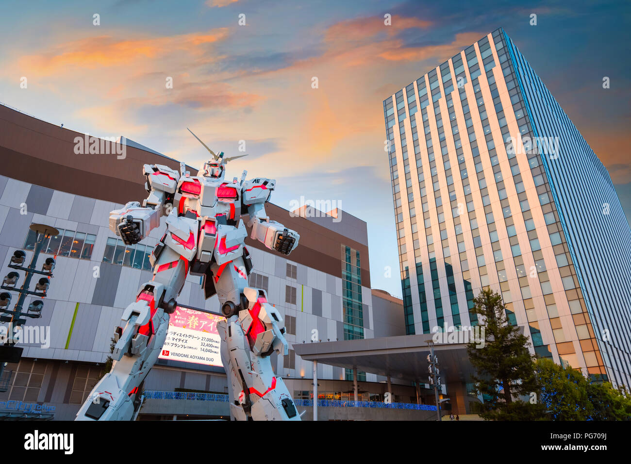 TOKYO, Giappone - 20 Aprile 2018: full-size mobile suit RX-0 Unicorn Gundam replica di Mobile Suit Gundam Unicorn serie a Diver City Tokyo Plaza Foto Stock