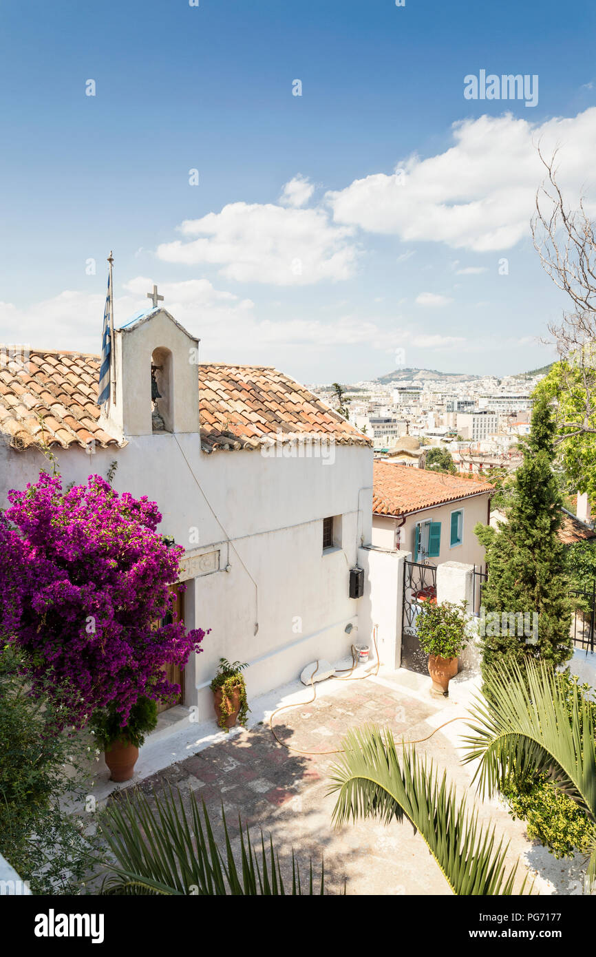 La Grecia, Attica, Atene, quartiere Plaka, cappella Greca e buganvillee fiorite Foto Stock