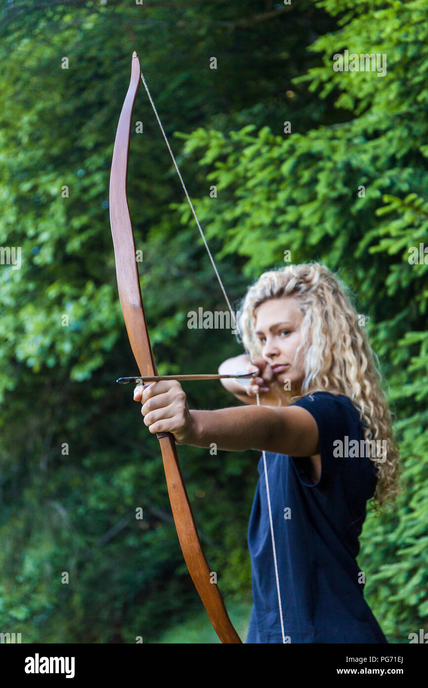 Archeress mirando con la prua Foto Stock