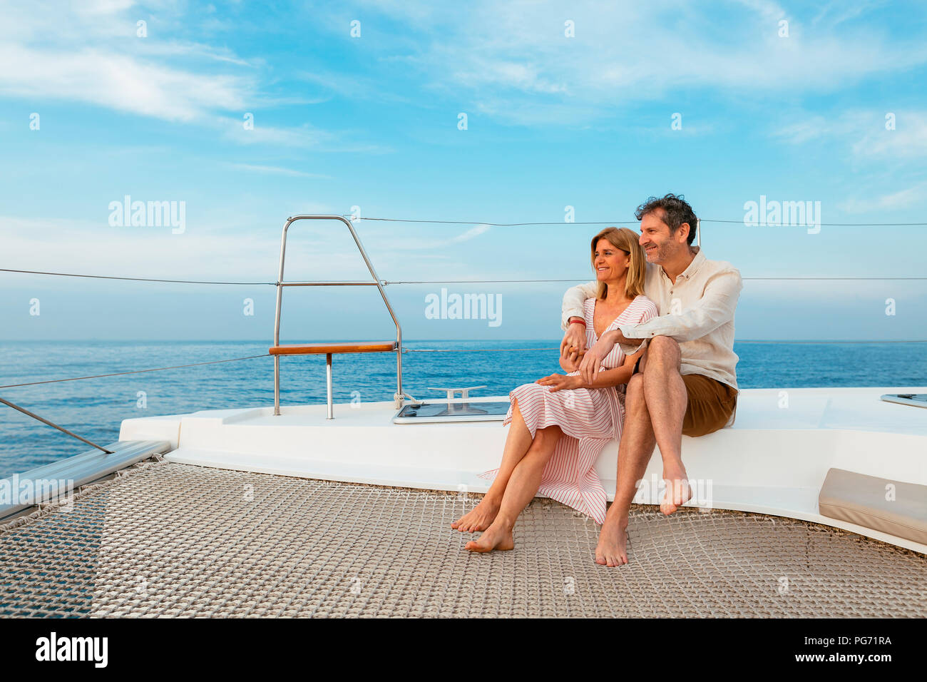 Coppia matura godendo del tempo di qualità sul viaggio in barca a vela su un catamarano Foto Stock