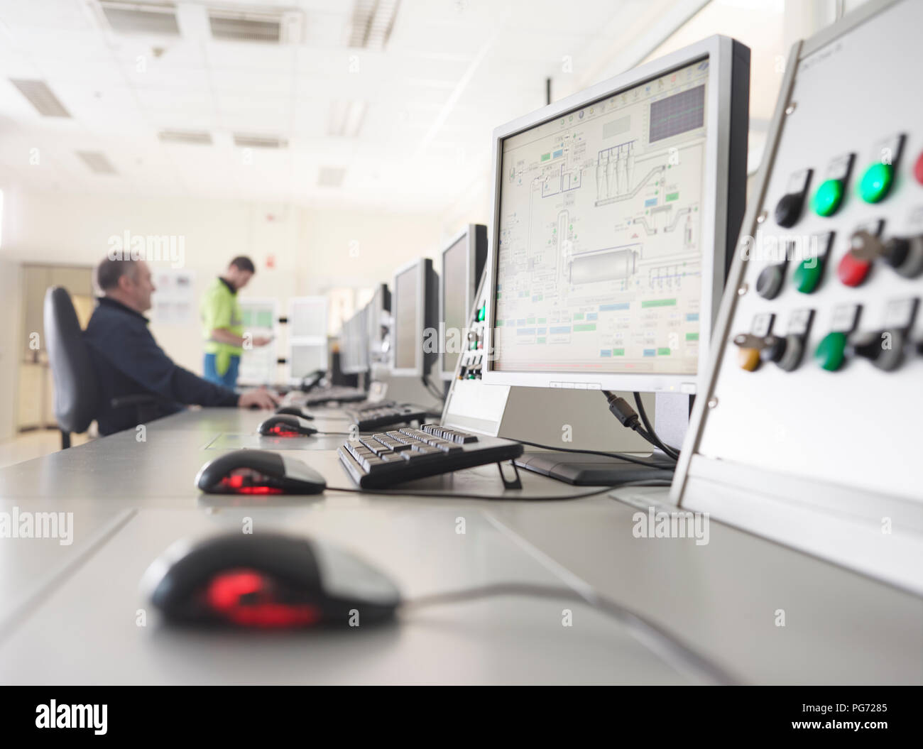 In Romania, macchine per la lavorazione del legno, dei lavoratori nel centro di monitoraggio Foto Stock