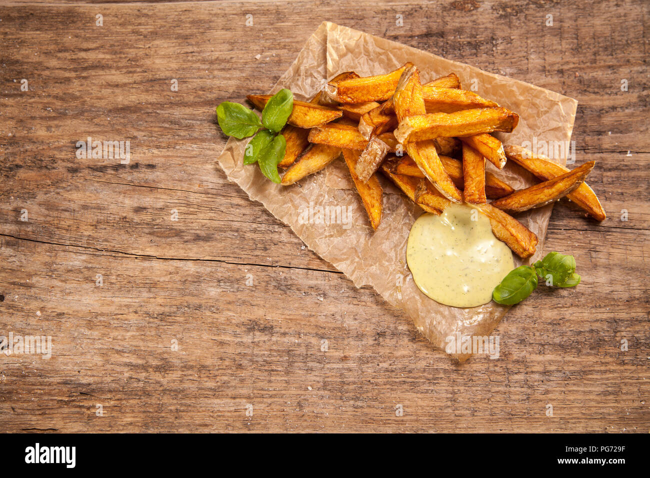 Fatto a mano le patatine fritte con la maionese su legno, vista aerea Foto Stock