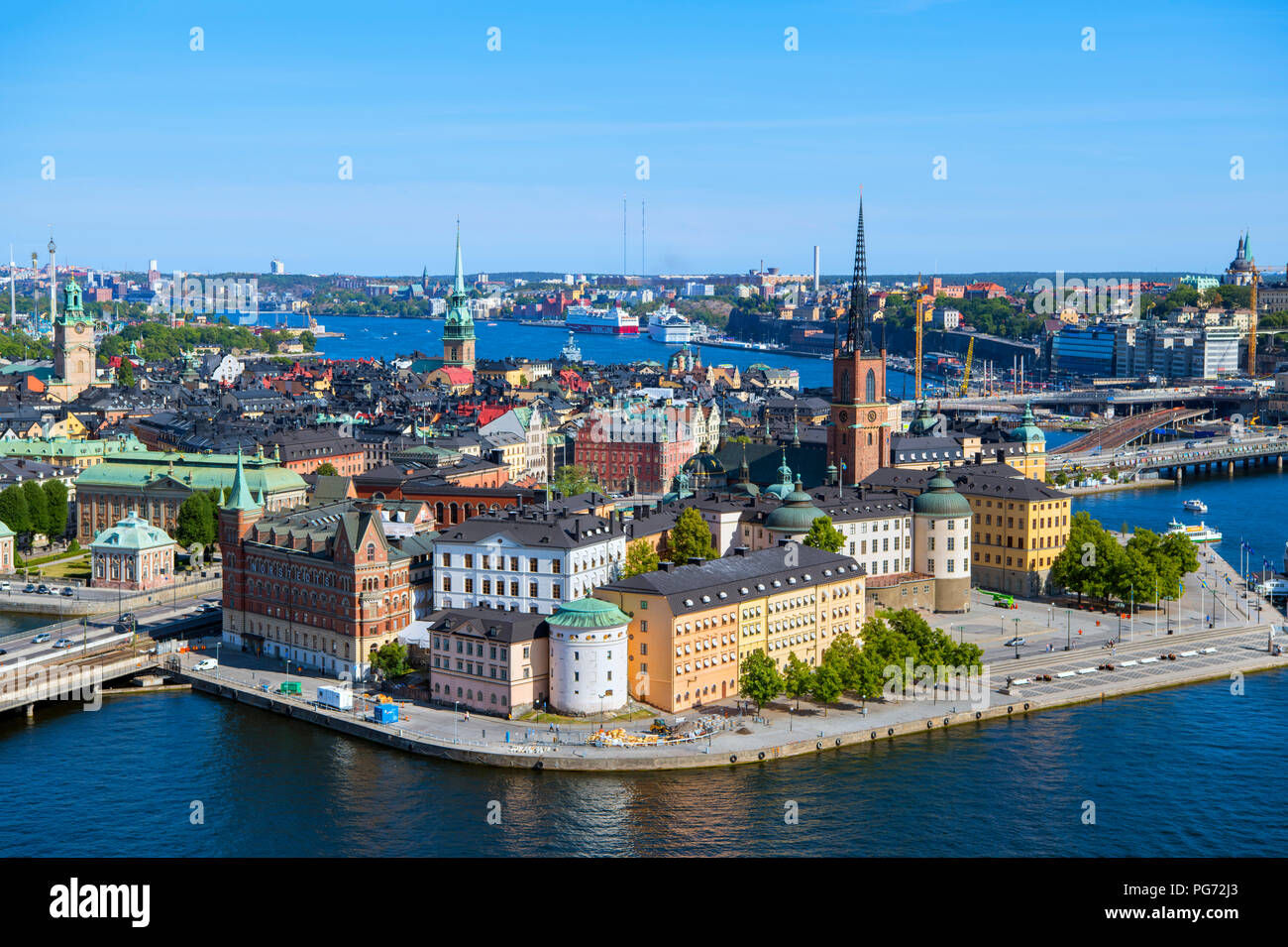 Vista aerea di Riddarholmen e Gamla Stan (la Città Vecchia) dalla Torre del Municipio di Stoccolma (Stadshuset), Kungsholmen, Stoccolma, Svezia Foto Stock