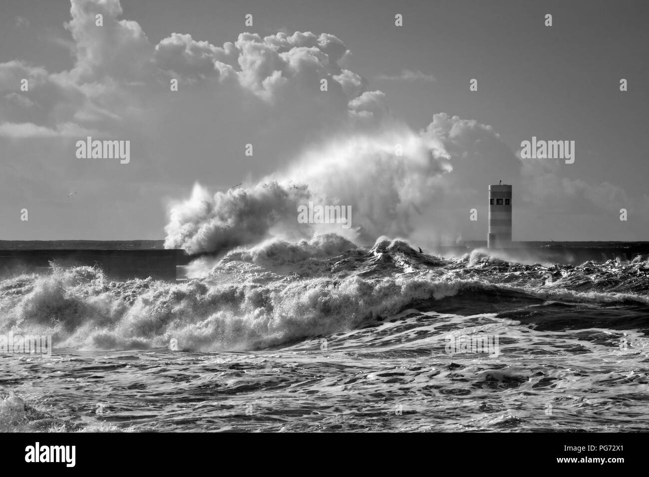 Faro a luce rotante e il molo sud del fiume Douro bocca sotto la forte tempesta con grandi onde. Utilizzate il filtro a infrarossi Foto Stock