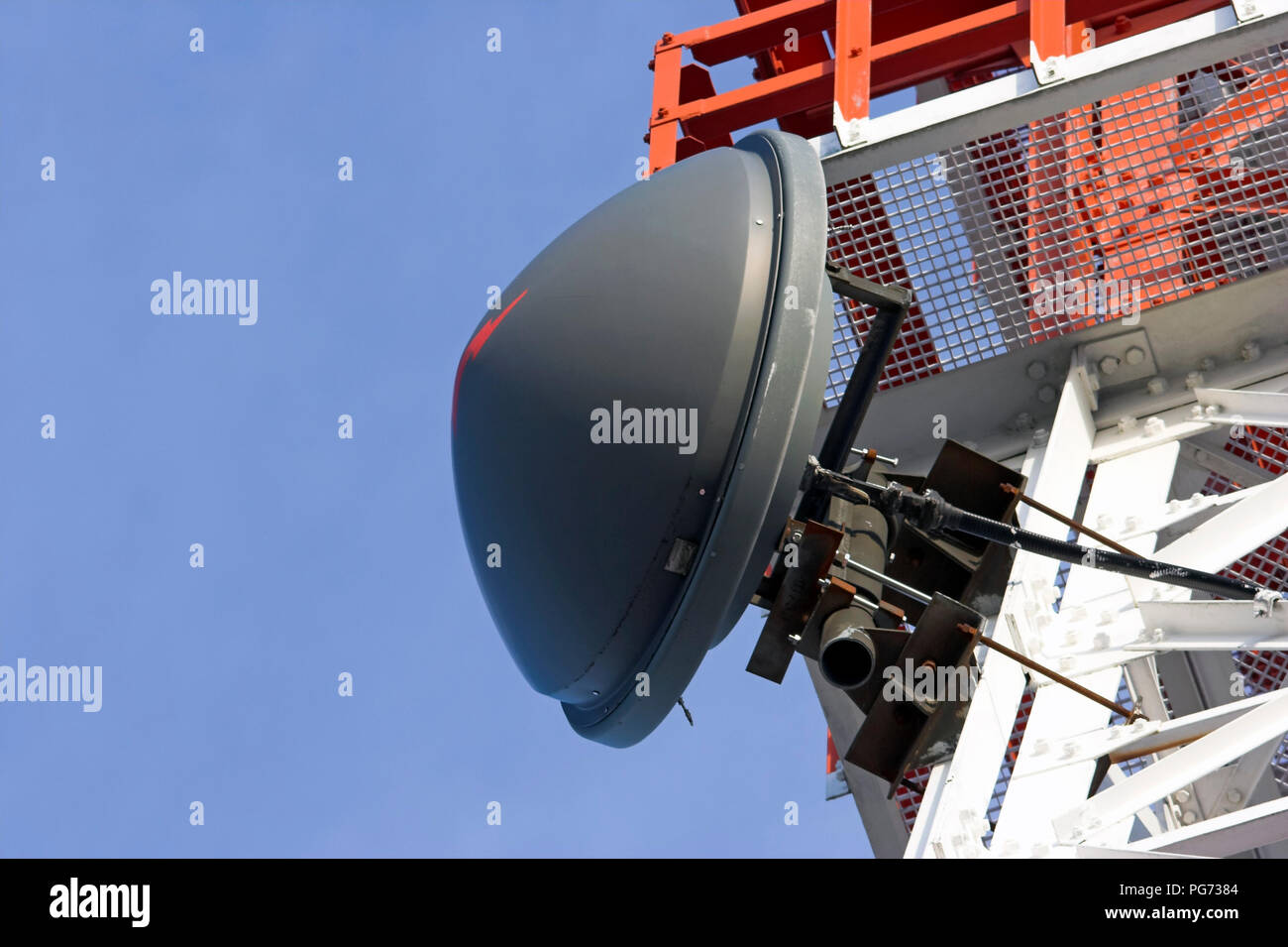 Parte di un rosso e torre bianca di comunicazione con antenna Foto Stock