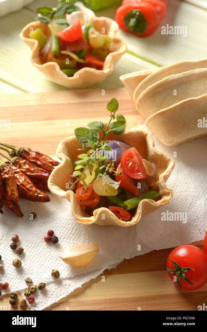 Piccole torte salate con assortimento di verdure - primo piano Foto Stock