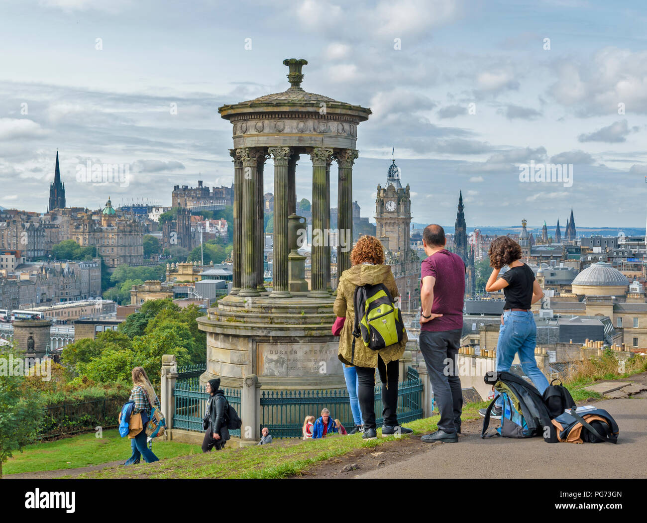 Edimburgo Scozia Calton Hill City View il DUGALD STEWART MEMORIAL e turisti ammirando la vista Foto Stock