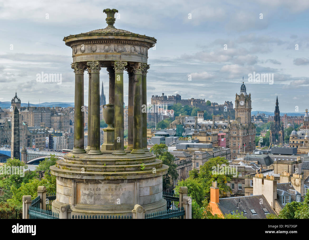 Edimburgo Scozia Calton Hill City View il DUGALD STEWART Memorial Clock Tower di BALMORAL HOTEL e il Monumento di Scott su Princes Street Foto Stock