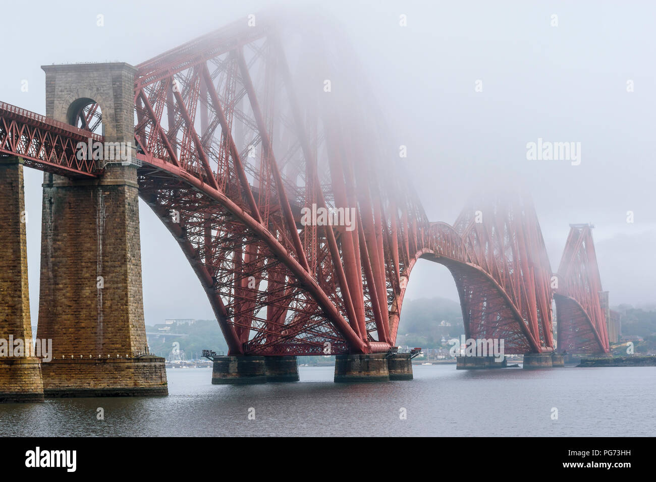 Via Ponte Ferroviario sul Firth of Forth Scozia circondato da EARLY MORNING MIST Foto Stock