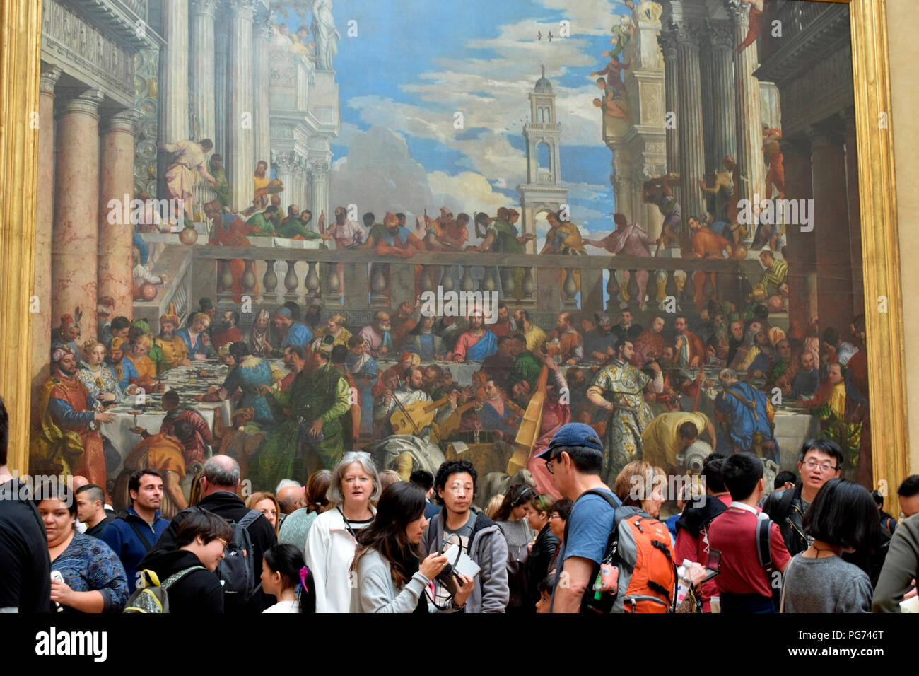 I visitatori di fronte al banchetto di nozze di Cana del Veronese, il più grande dipinto nella galleria del Louvre, Parigi, Francia Foto Stock