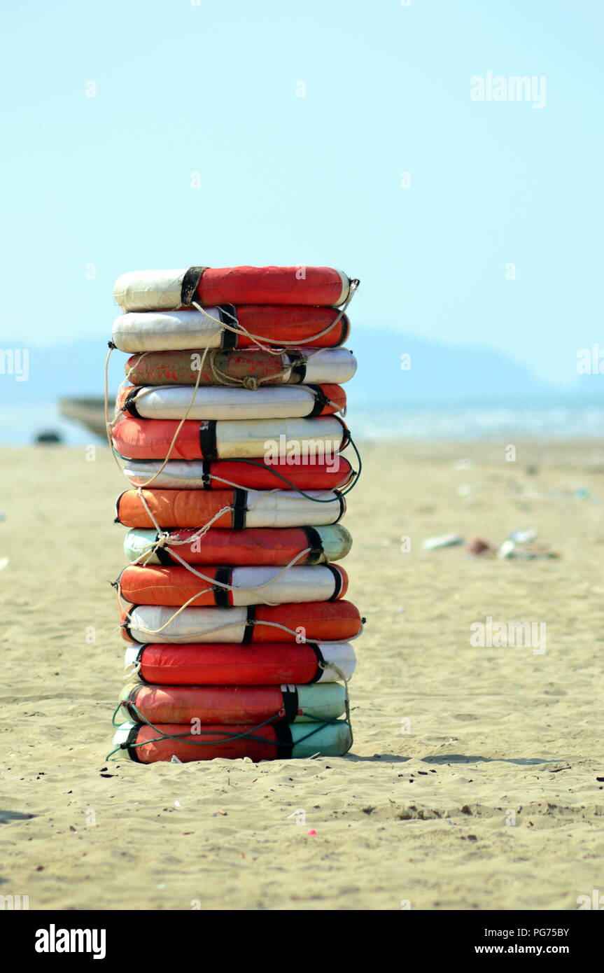 Pila di lifebelts sulla spiaggia vicino Ha Tinh, Vietnam Foto Stock