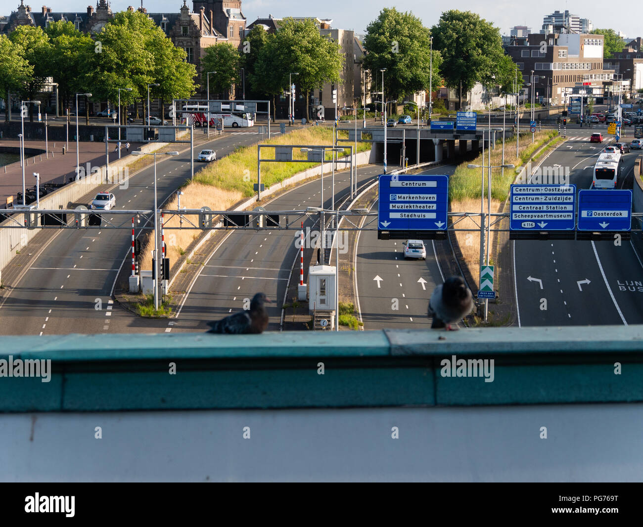 Valkenburgerstraat immettendo il tunnel IJ sotto il NEMO Science Museum di Amsterdam, Paesi Bassi Foto Stock