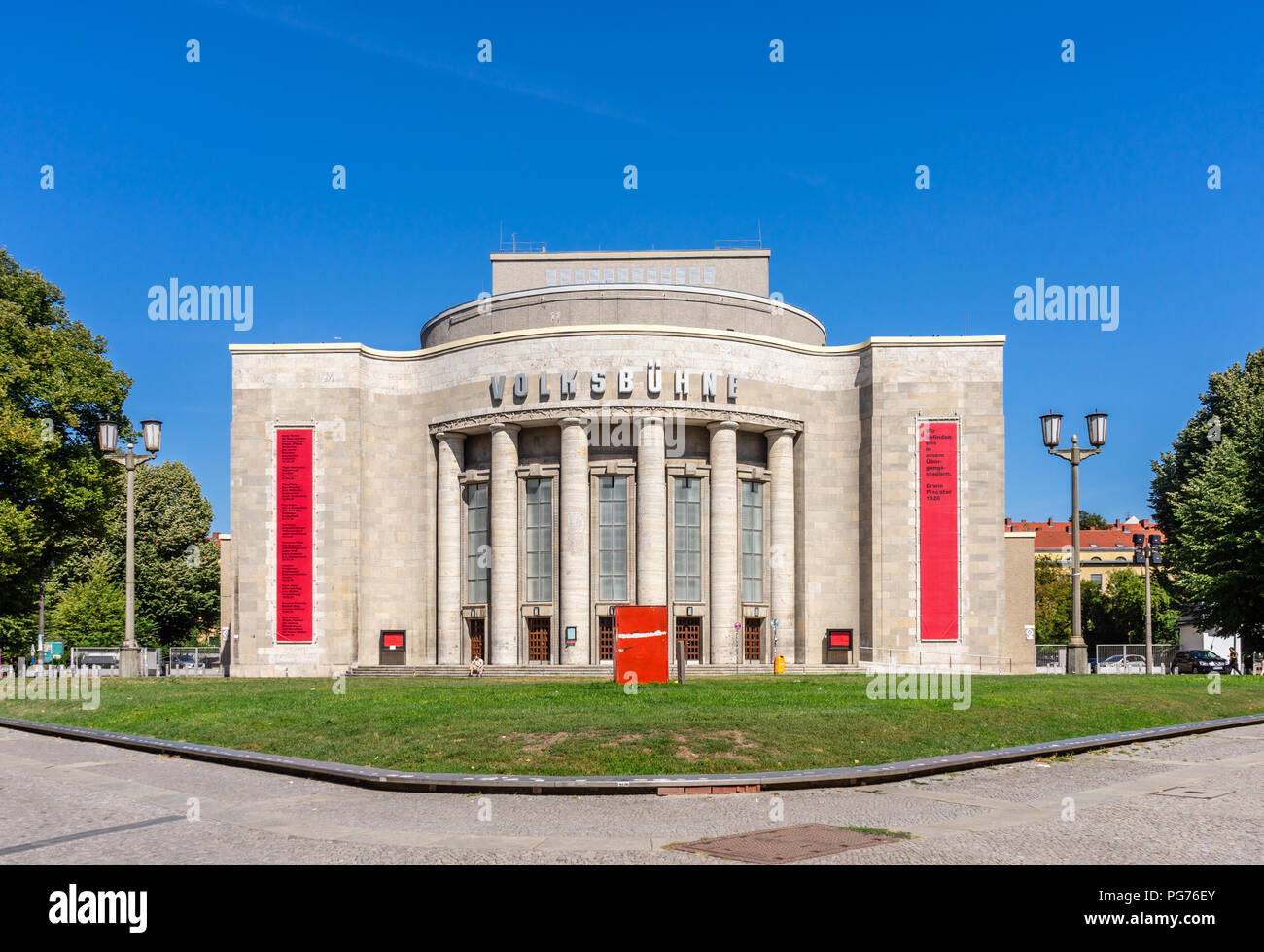 Il popolo del teatro (Volksbuehne) in Berlin Mitte district, un iconico teatro edificato 1913-1914 vicino a Rosa-Luxemburg Platz, Berlin, Germania Foto Stock