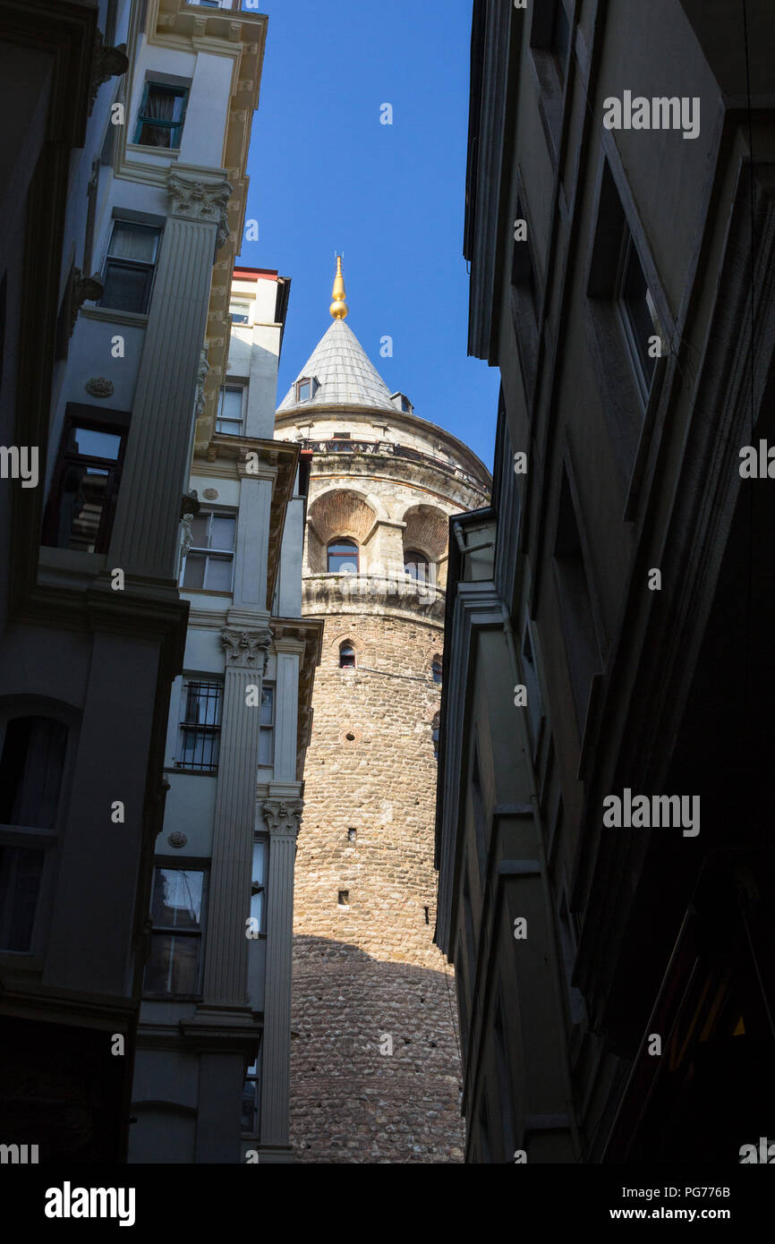 Torre di Galata a Istanbul, in Turchia, nel corso di un pomeriggio soleggiato, visto da una strada vicina, nel quartiere di Galatasaray, in Kadikot. Si tratta di uno dei Foto Stock