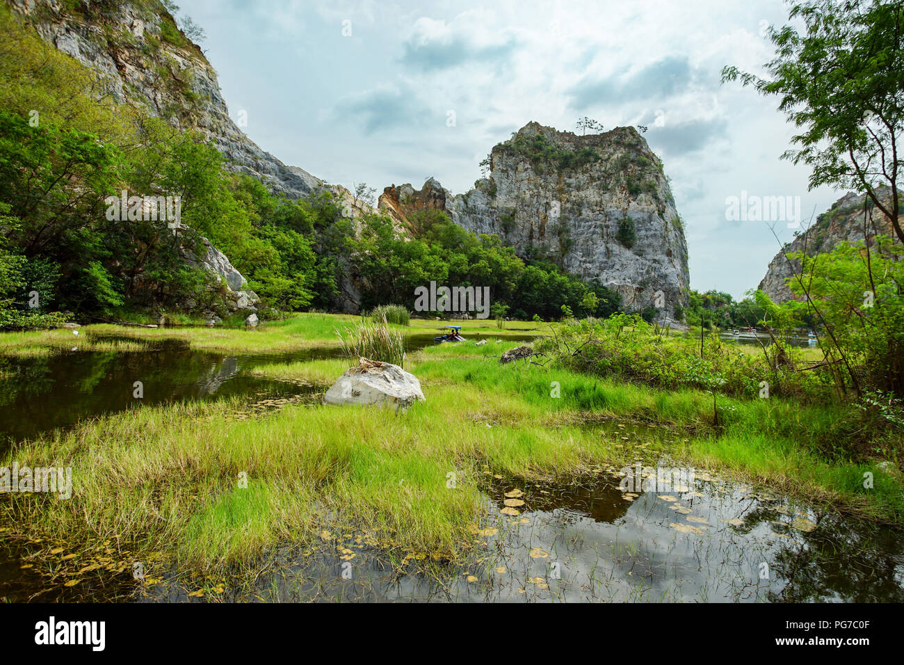 Bella pietra "Montagna Khao Ngu Stone Park" di Ratchaburi, Thailandia. Foto Stock