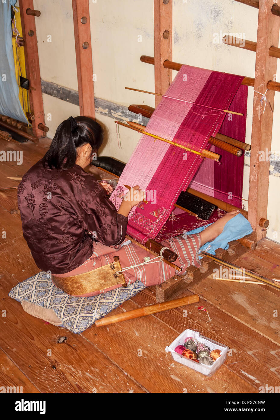 Donna bhutanesi tessitura - Bhutan orientale Foto Stock