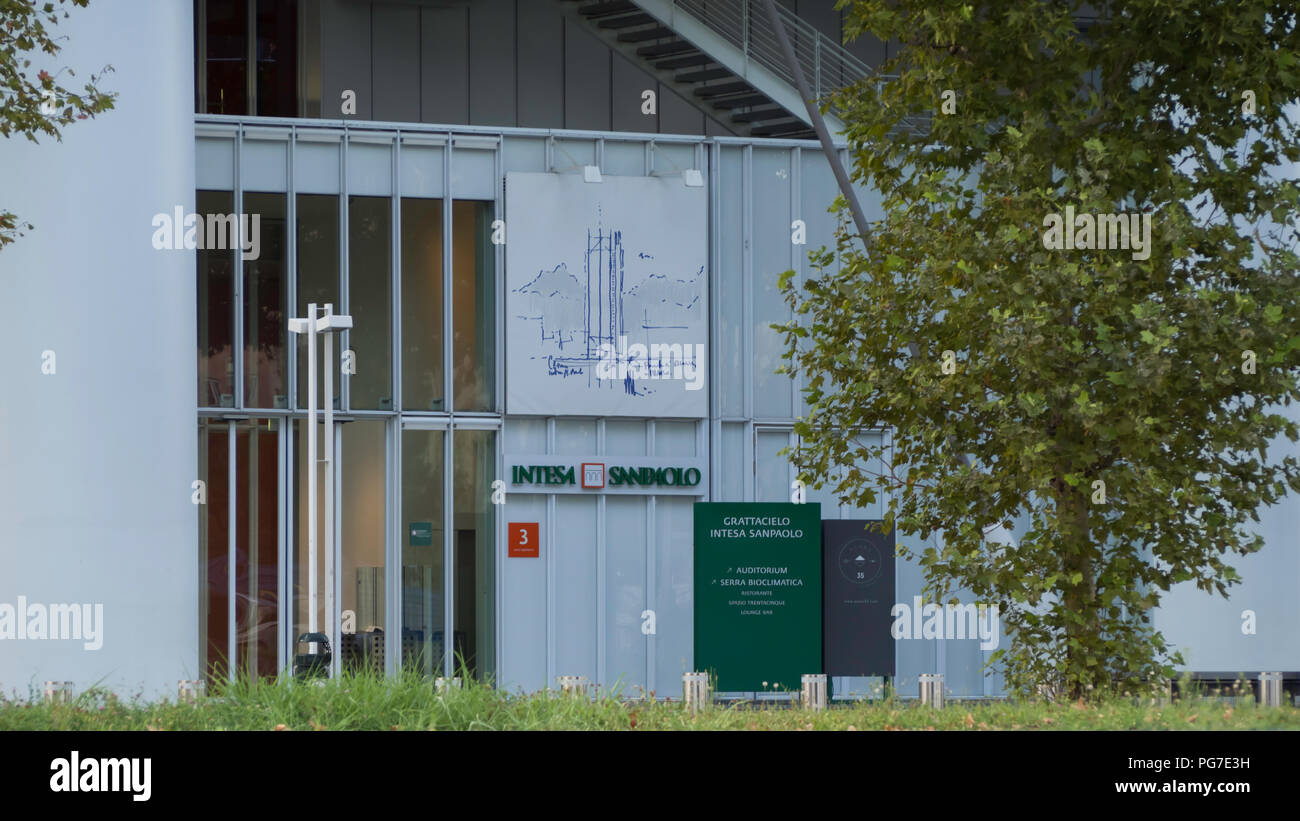 Agosto 2018: la sede centrale del gruppo bancario, il terzo edificio più alto di Torino. Progetto dell'architetto Renzo Piano. Agosto 2018 a Torino Foto Stock