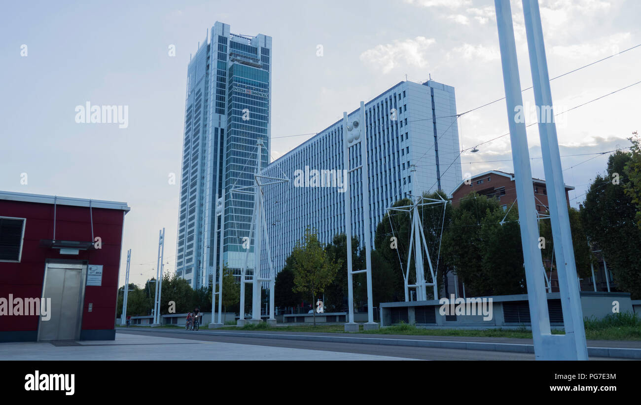 Agosto 2018: la sede centrale del gruppo bancario, il terzo edificio più alto di Torino. Progetto dell'architetto Renzo Piano. Agosto 2018 a Torino Foto Stock