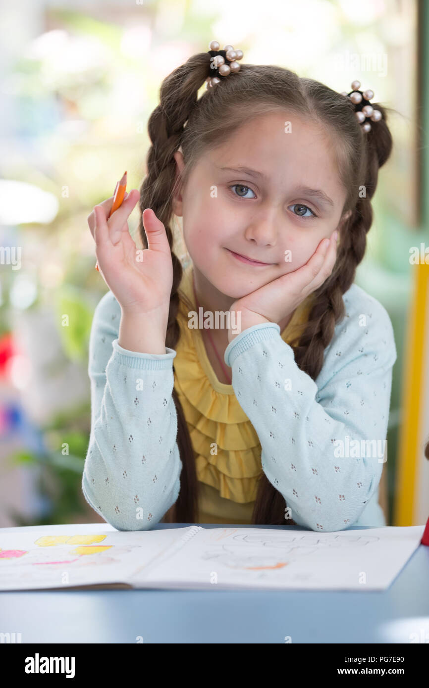 La Bielorussia, Gomel, 29 maggio 2018. Il centro di asilo. Open day.Ritratto di una ragazza in età prescolare.bambino al tavolo con un notebook.La scuola primaria studen Foto Stock