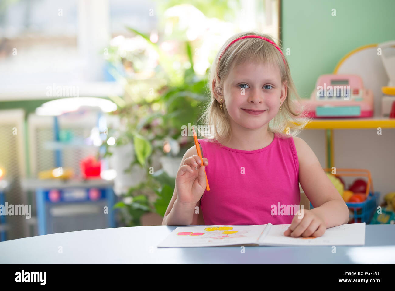 La Bielorussia, Gomel, 29 maggio 2018. Il centro di asilo. Open day.Ritratto di una ragazza in età prescolare.bambino al tavolo con un notebook.La scuola primaria studen Foto Stock
