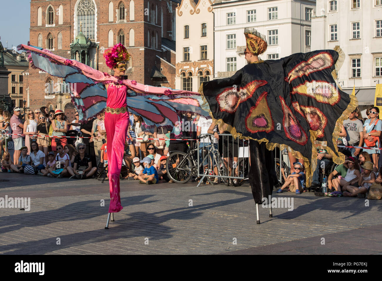 Cracow Polonia - Luglio 5, 2018: performance di danza Pageant eseguita dail Kiev teatro di strada mette in evidenza in 31 Street - Festival Internazionale di Foto Stock