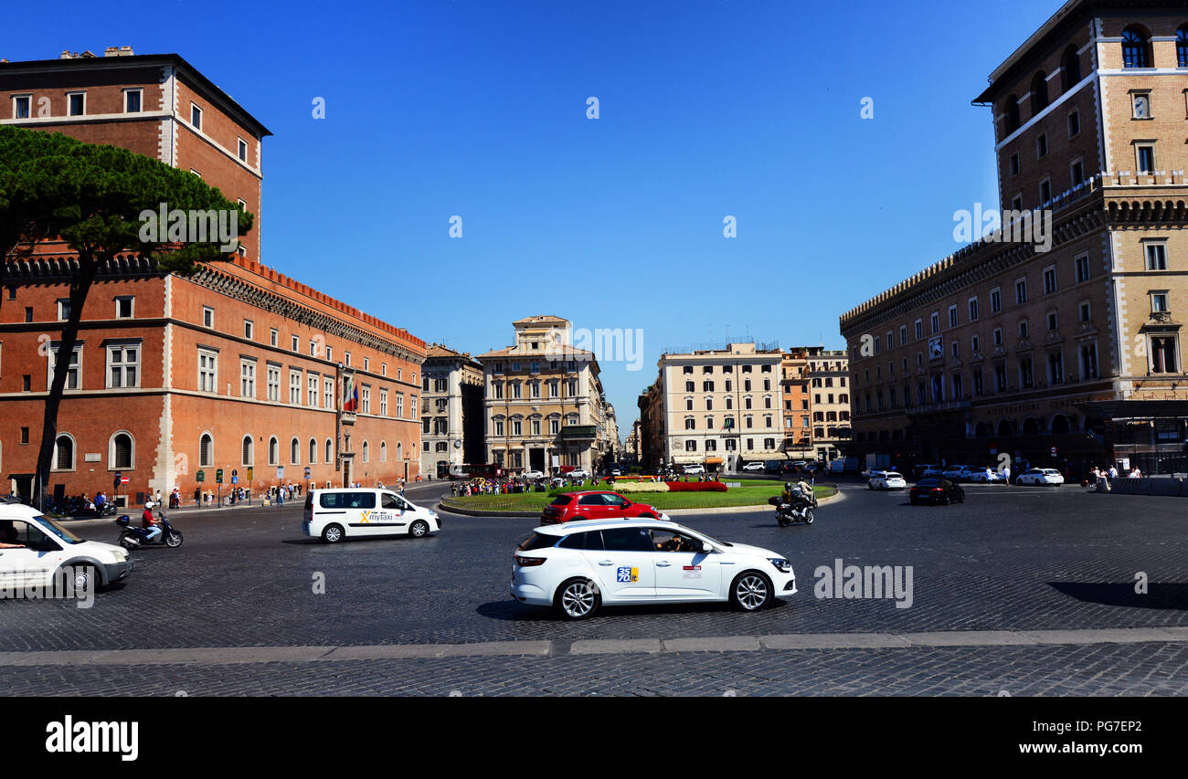 Rush di mattina a Piazza Venezia a Roma. Foto Stock