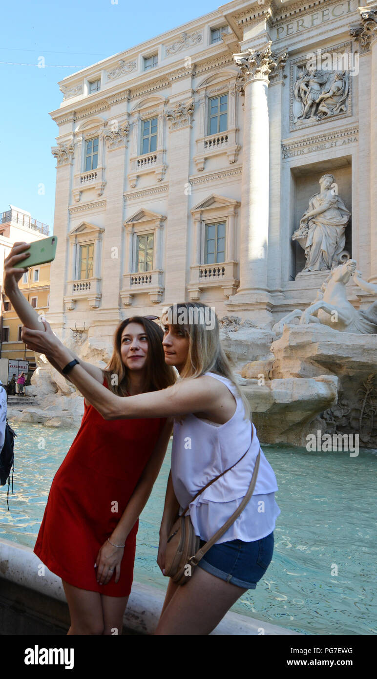 Prendendo un selfie dalla bellissima Fontana di Trevi a Roma, Italia. Foto Stock