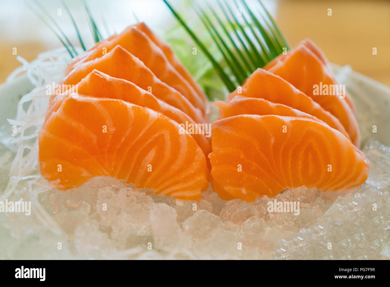 Raw fetta di salmone o sashimi di salmone in stile Giapponese servire fresco su ghiaccio nel recipiente. Foto Stock