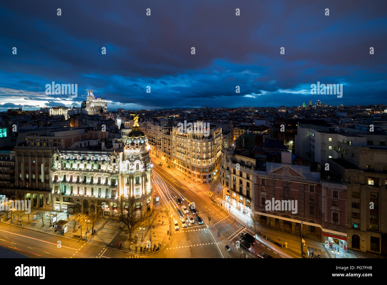 Auto e semafori sulla Gran Via, la strada principale dello shopping di Madrid di notte. La Spagna, l'Europa. Lanmark a Madrid, Spagna Foto Stock