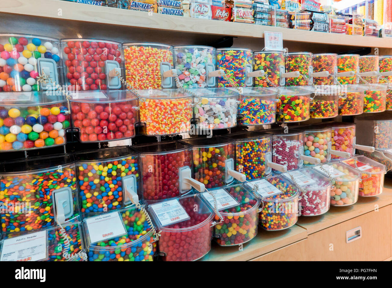 La selezione di vari candy nei distributori in negozio di caramelle - USA Foto Stock