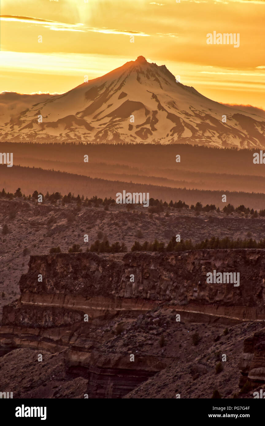 Mt Jefferson Tramonto nel centro di Oregon Foto Stock