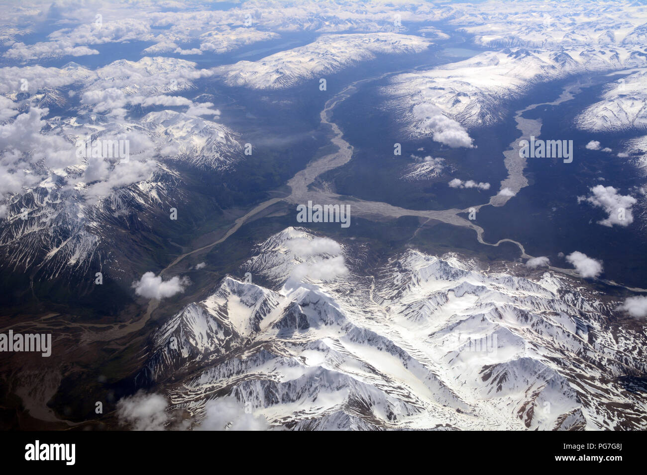 Una veduta aerea di runoff glaciale e fiumi originari della icefieds del St. Elias montagne, Parco Nazionale Kluane, Yukon Territory, Canada. Foto Stock