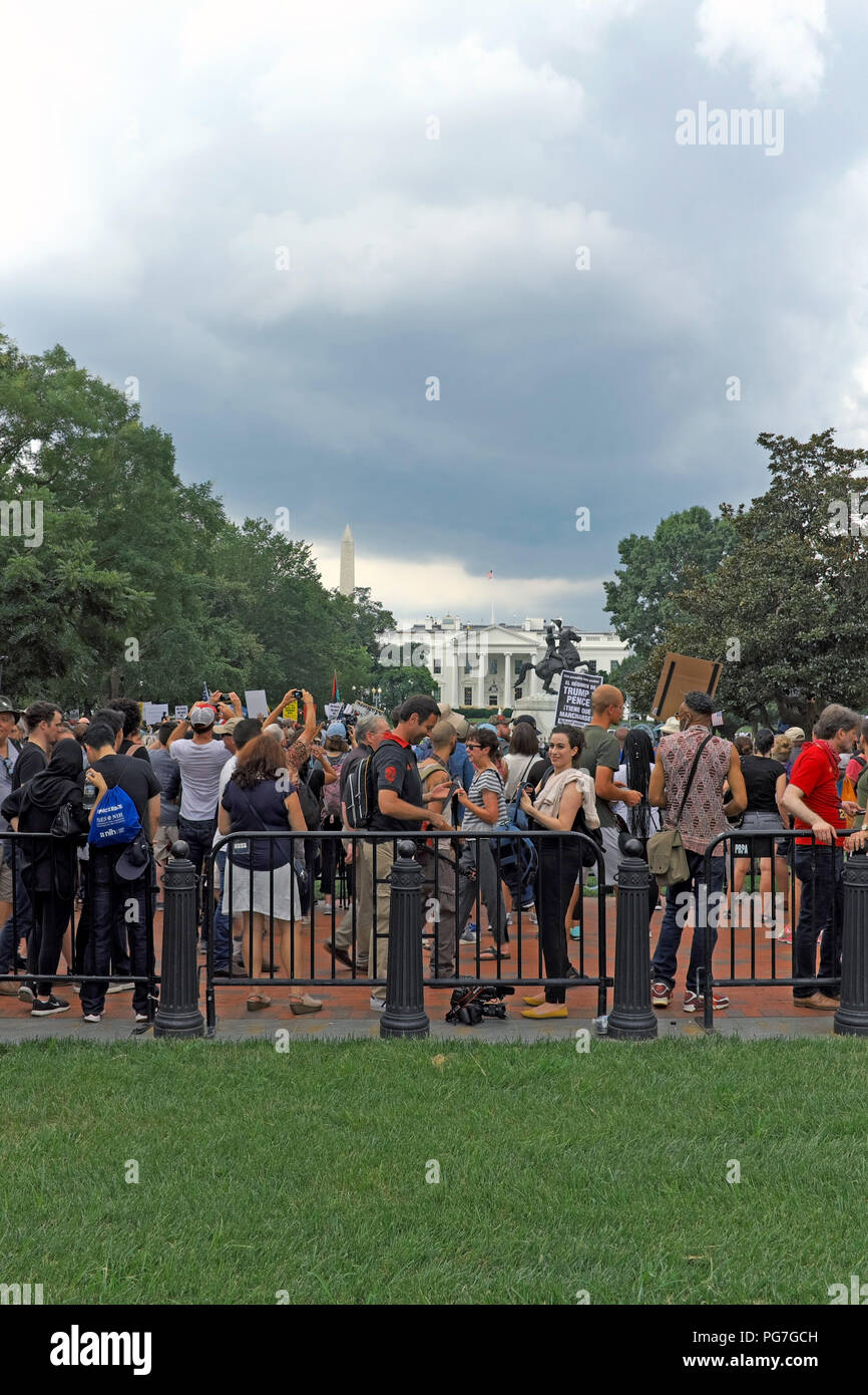 I manifestanti contro la alt-diritto di "unire il diritto 2' rally in Lafayette Park stand di fronte alla Casa Bianca facendo sentire la loro voce. Foto Stock
