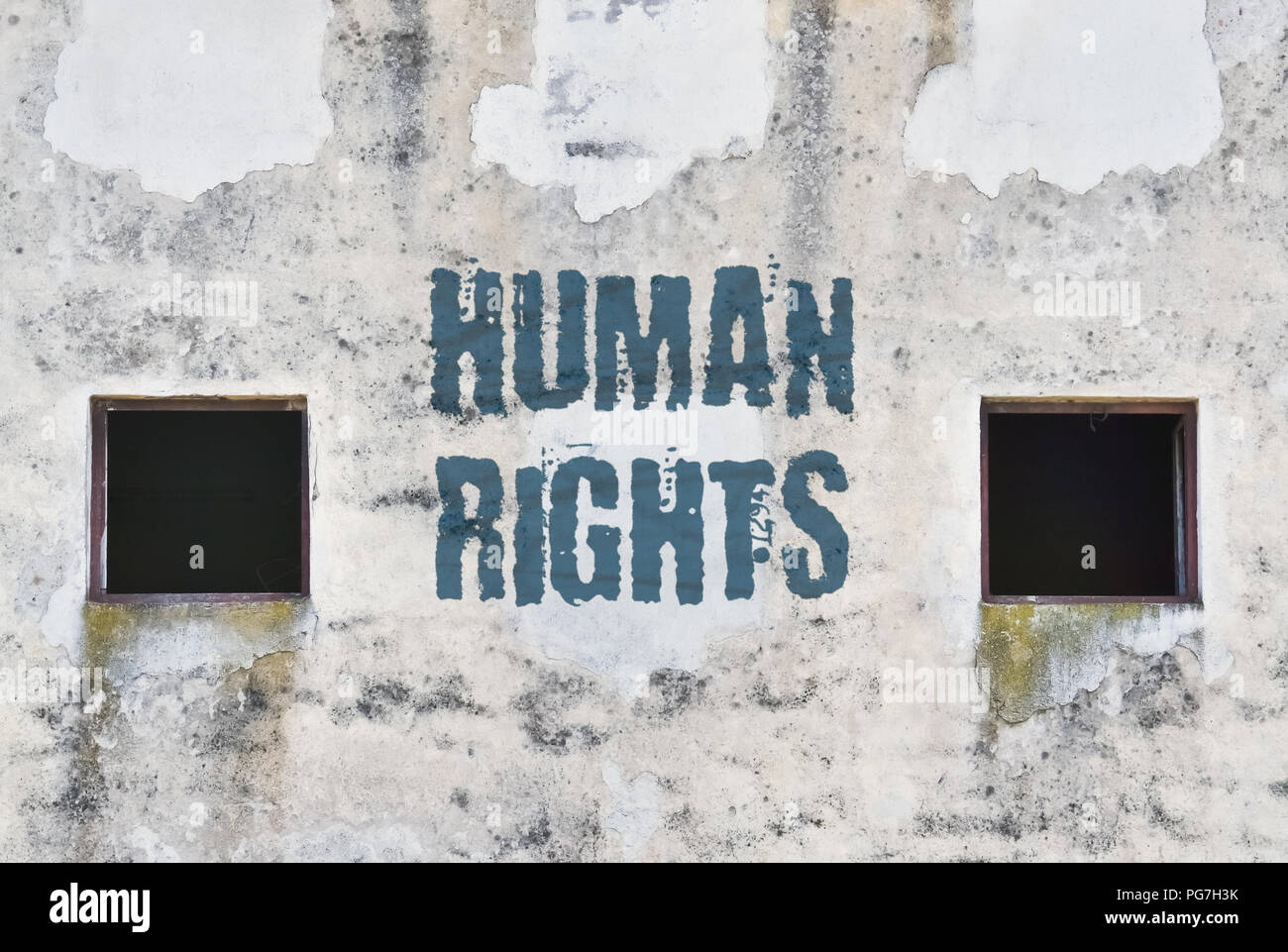 Il testo dei Diritti Umani scritta sul muro di un vecchio carcere Foto Stock